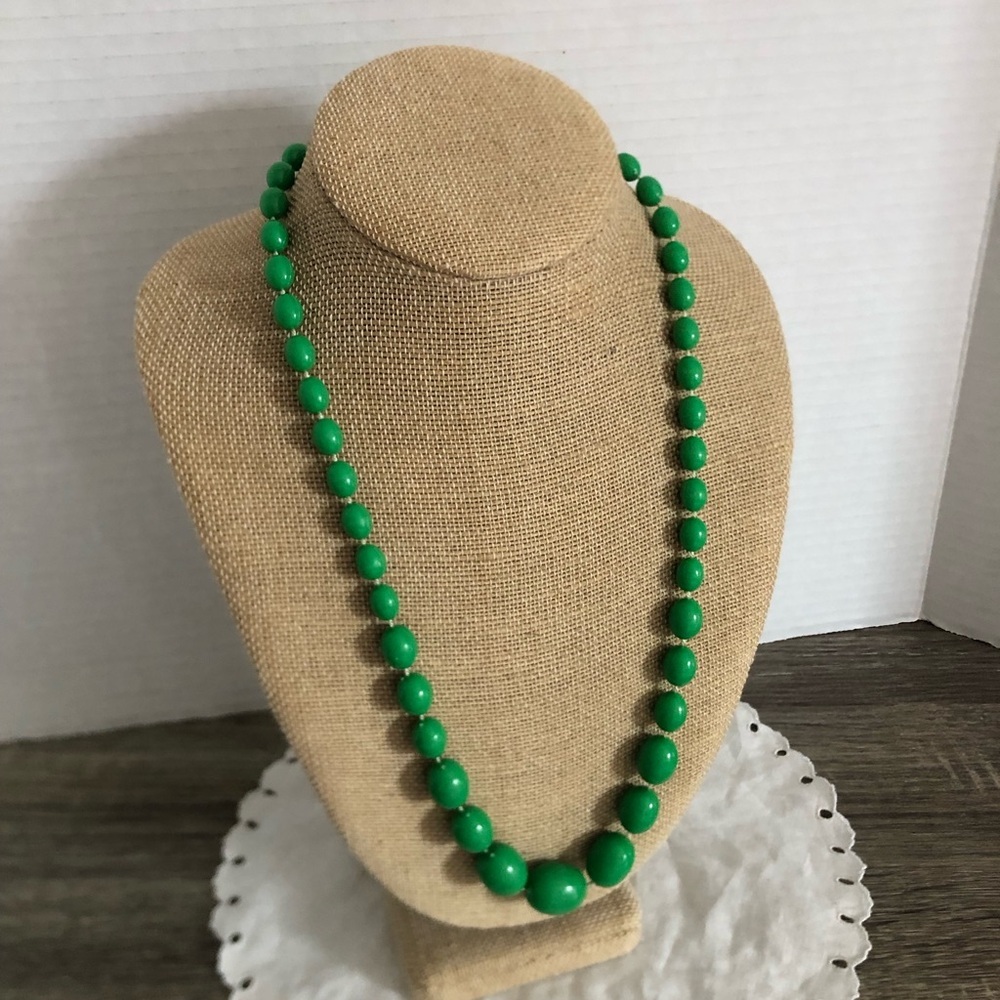Vtg Green Graduated Beaded Necklace